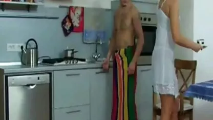 Pirang akan dipaku di dapur. video bokep indo berjilbab