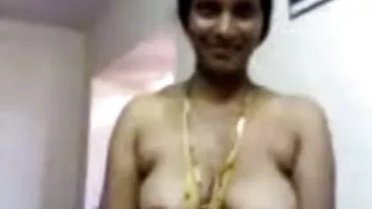 South Indian source menunjukan payudaranya pada pelanggannya. nonton video bokeo