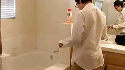 Sangat berbulu runcing tit gadis India di kamar mandi  cerita 17 tahun sedarah
