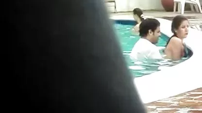 Seks di kolam renang umum vedeo sek