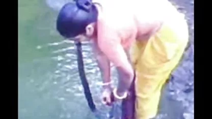 Mandi desa India di pemandian umum bokep gentot barat