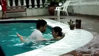Seks di kolam renang. bokep meki tembem