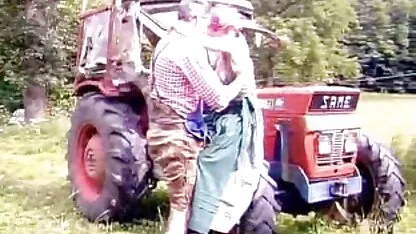 Traktor tua dan gadis susunya imut-nya. film bokep paling hot