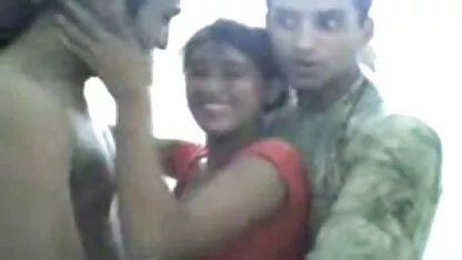 Gadis Pakistan tak tahu malu bersenang-senang dengan dua temannya cerita dewasa gila