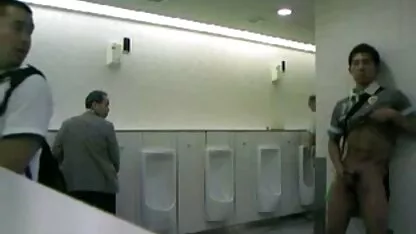 Masturbasi panas di toilet umum ! bokep japan gym