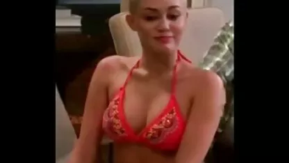 Miley cyrus yang seksi sebagai missy dalam dua setengah. nonton gratis film bokep jepang