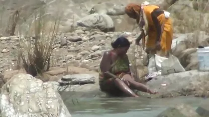 Perempuan mandi luar di sungai dengan jeruk xnxx indonesia terbaru 2018