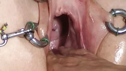 Berkelahi dengan tangan terkepal, vaginanya yang kasar.  vidio sek indo 3gp