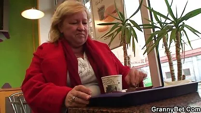 Nenek adalah bendungan massage spa bokep