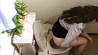 Voyeur, keluar di daerah toilet tante toge buka baju