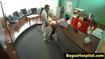 Dokter Rumah Sakit inspeksi di atas meja 3gp kentu