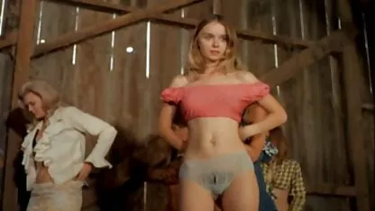 Wanita Penari telanjang di panggung 1972 bokep x indo