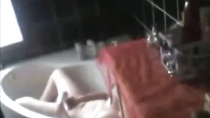 Mata-mata kakak saya Masturbasi Di Kamar Mandi hot kontol gede