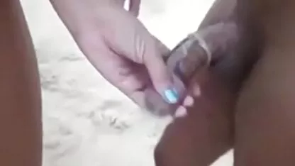 Dia bersenang-senang dengan dua orang kulit hitam di pantai. bokep tante semok cantik