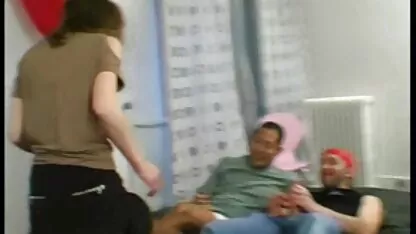 Dia mengawasinya dengan 2 tangan xxx susu besar