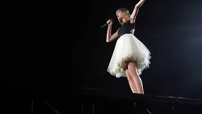 Taylor swift tampil di detroit bercinta dengan wanita lebih tua