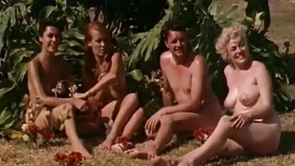 Girls bersenang-senang di pantai resort tahun 1960) artis indonesia mesum