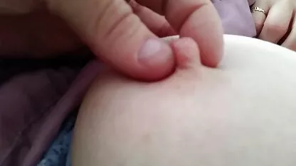 Bermain dengan puting tua yang lelah. tube xxx indo