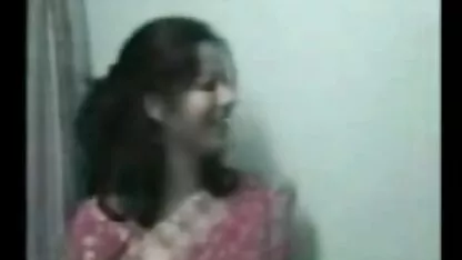 Seorang gadis India mandi di luar nontonfilmpornobarat