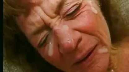 Nenek keriput suka 4 penis dan banyak sperma.  bokep indo vcs