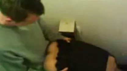 Tertangkap Gadis Anda dengan kepala di toilet xxx bokep sek