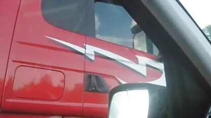 Artie mengacungkan jempolnya pada supir truk video sex cina terbaru
