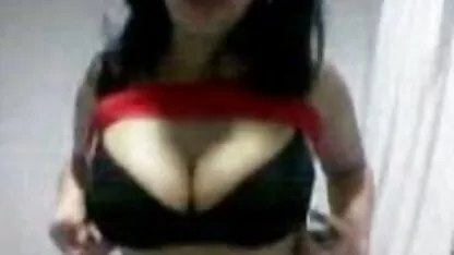 Gadis kuwait Arab Berkedip Payudara. google bokep cina