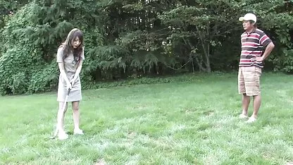 Melihat ke depan gadis di lapangan golf bokep hd full
